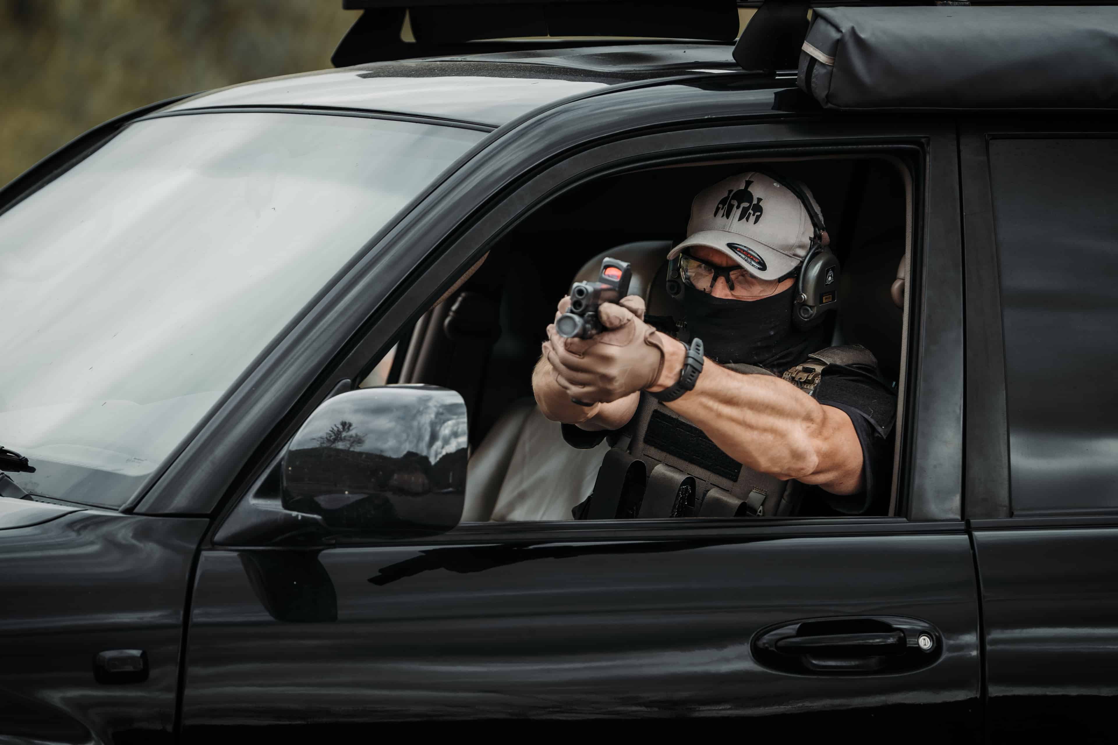 Pištoľ: Defenzívna streľba s využitím auta 1