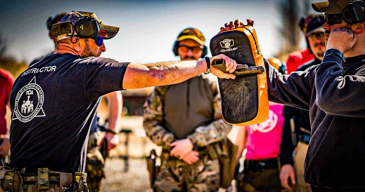 Pištoľ: Boj a použitie zbrane na kontaktnú vzdialenosť 